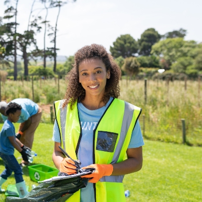 volunteers-collecting-rubbish-and-recycling-VU5WKDT.jpg